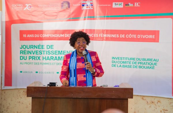 Euphrasie Kouassi Yao au pupitre lors de la journée de réinvestissement du Prix Harambee à Bouaké