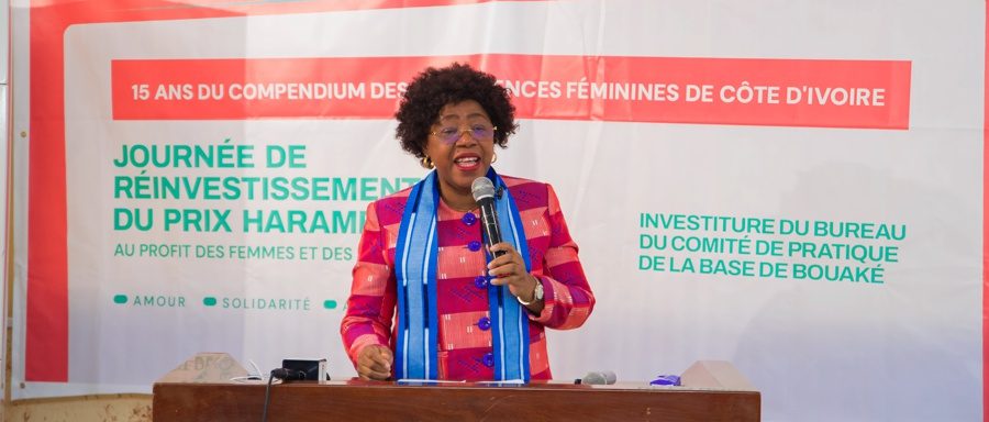 Euphrasie Kouassi Yao au pupitre lors de la journée de réinvestissement du Prix Harambee à Bouaké