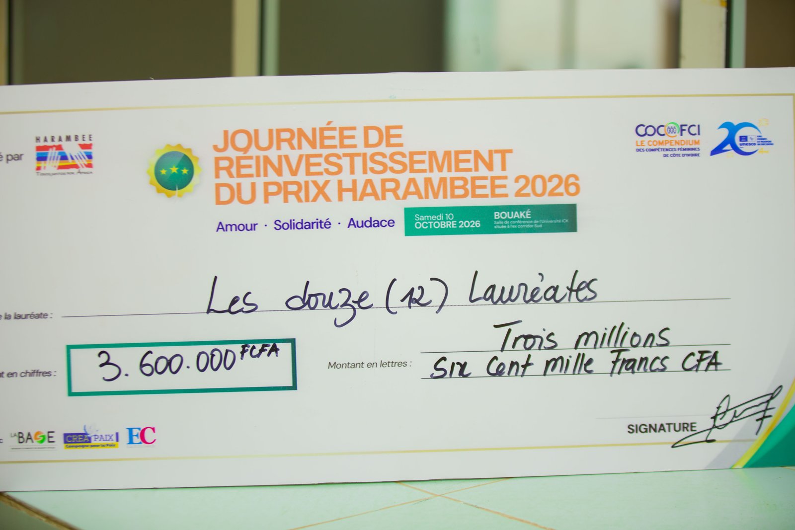 Chèque symbolique de 3 600 000 FCFA remis aux douze lauréates