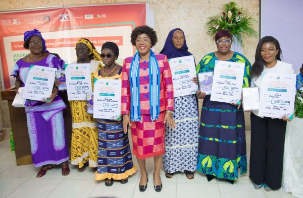 Les douze lauréates du Prix Harambee 2026 posant avec leurs attestations de financement à Bouaké