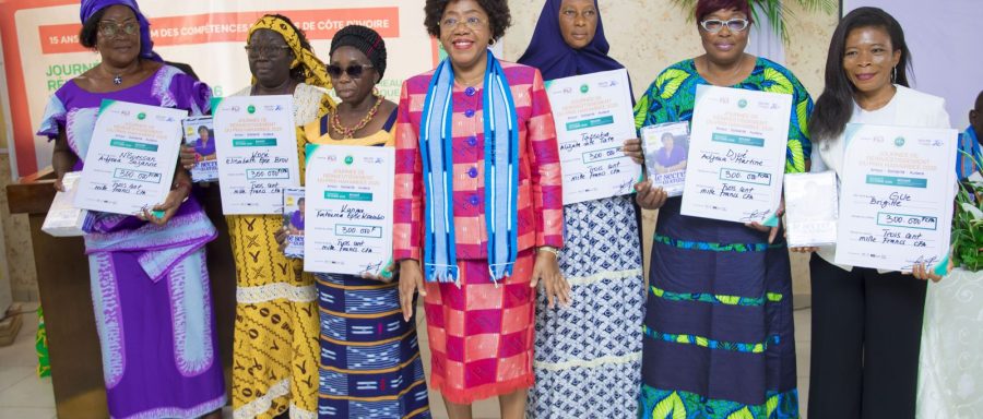Les douze lauréates du Prix Harambee 2026 posant avec leurs attestations de financement à Bouaké