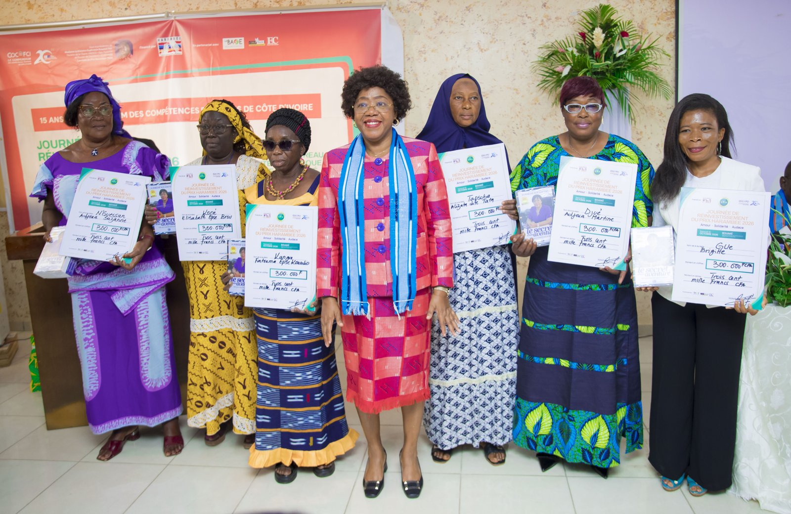 Les douze lauréates du Prix Harambee 2026 posant avec leurs attestations de financement à Bouaké