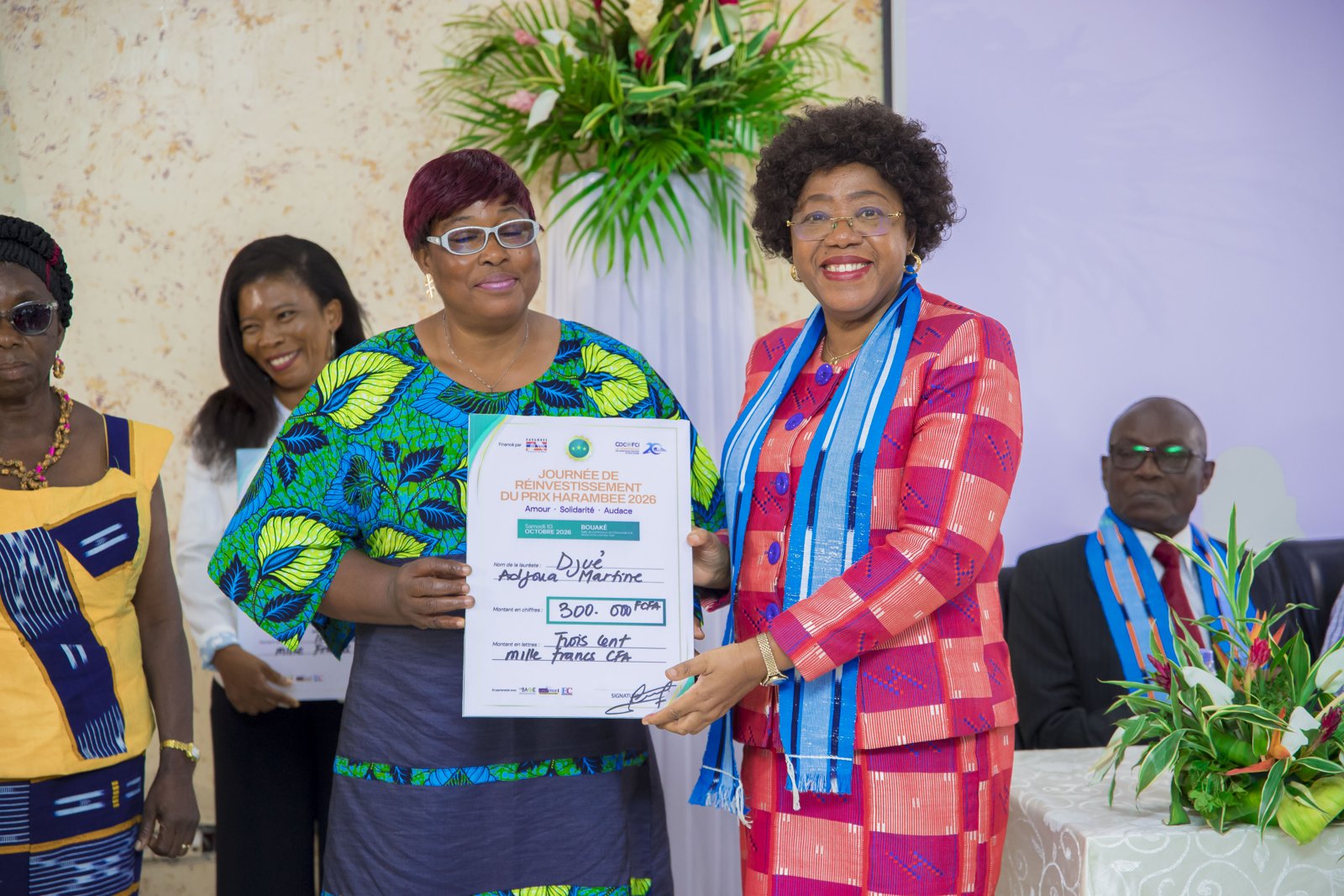 Euphrasie Kouassi Yao remettant une attestation de financement à une lauréate