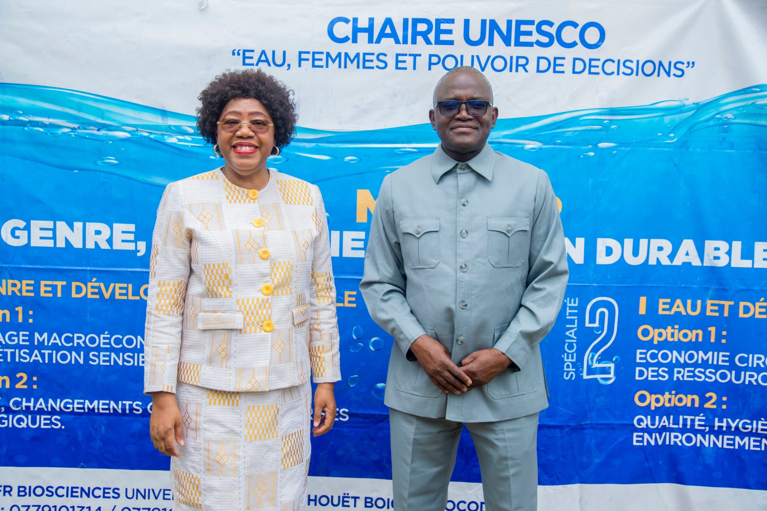 Euphrasie Kouassi Yao devant la bannière du Master en genre, économie et gestion durable de l’eau
