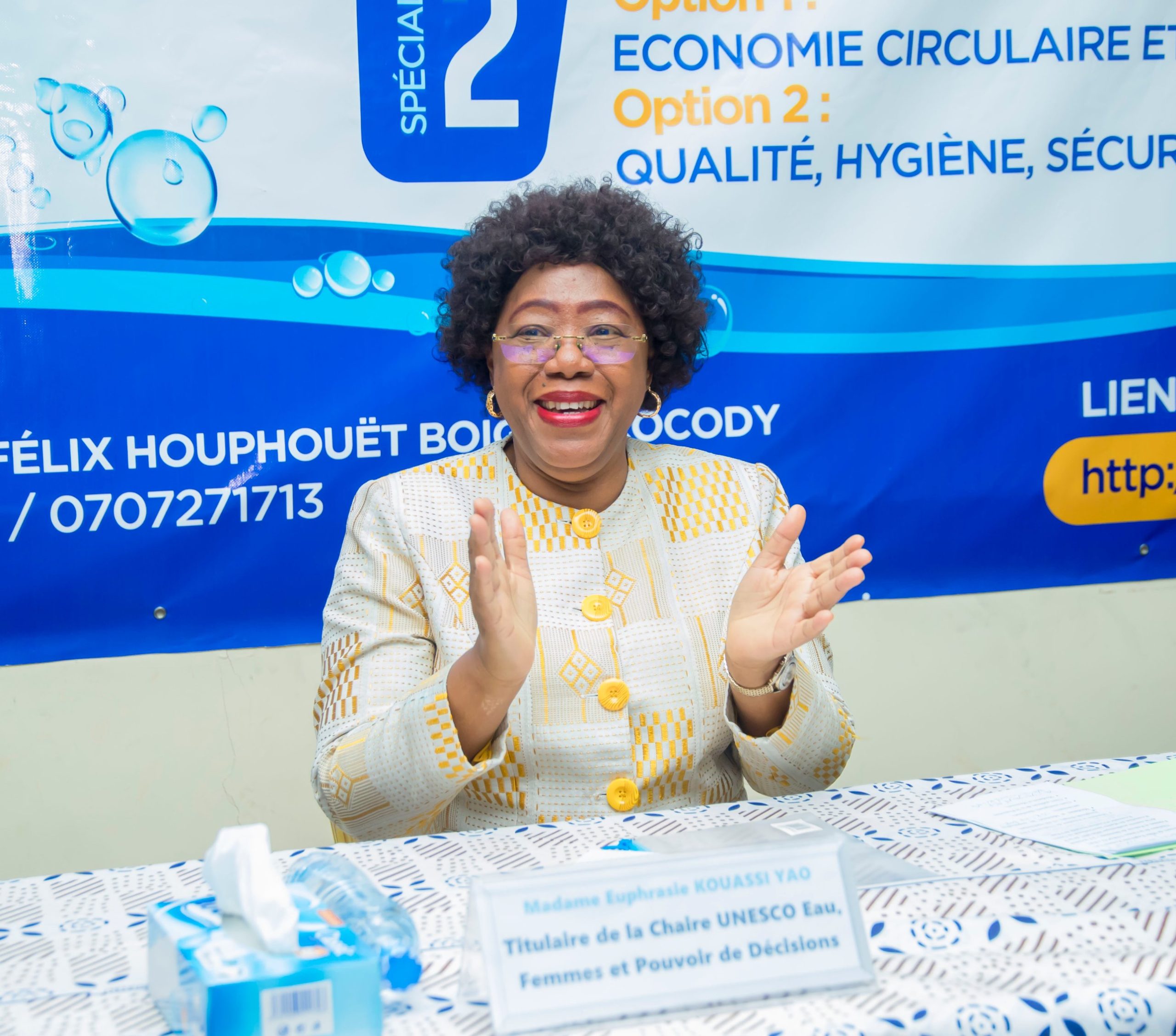 Euphrasie Kouassi Yao applaudissant lors de la rentrée solennelle du Master GEGDE
